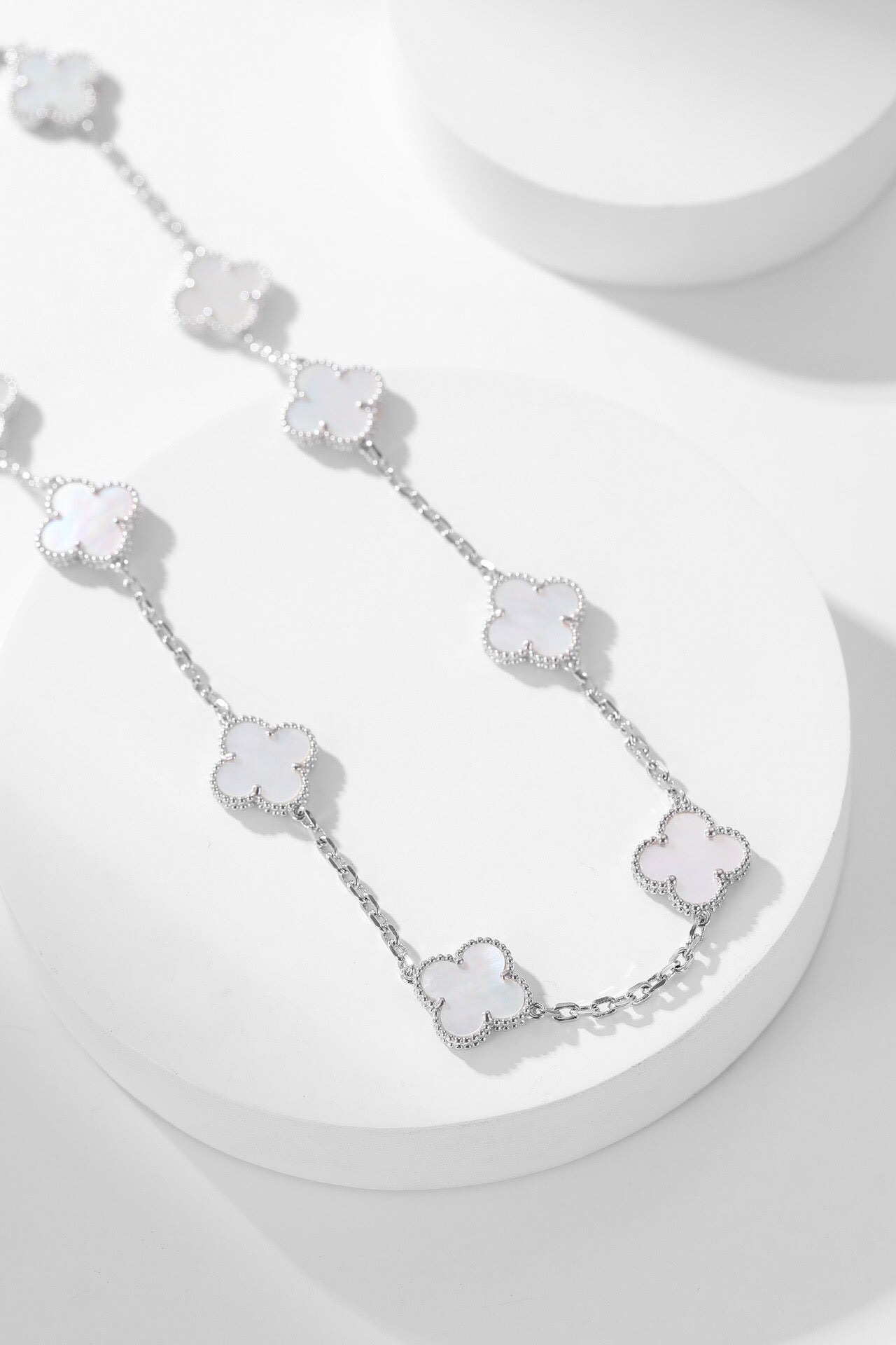 [Rose Jewelrys] Clover 10 Flower White Mother of Pearl Necklace. Silver.