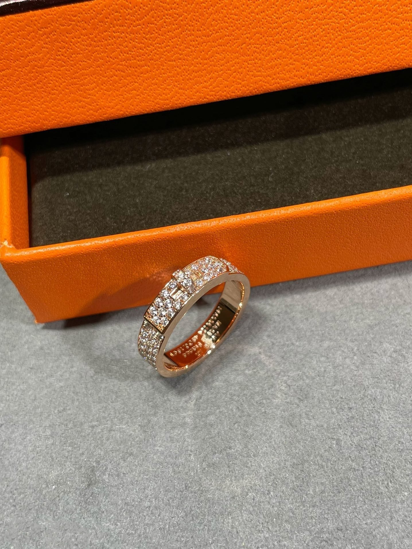 []KELLY PINK GOLD DIAMOND RING