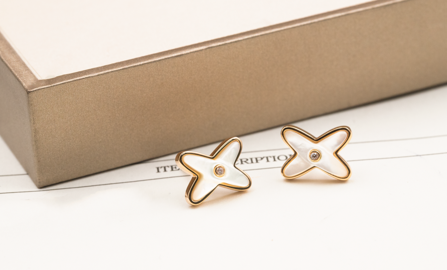 []JEUX DE WHITE MOP ROSE GOLD DIAMOND EARRINGS
