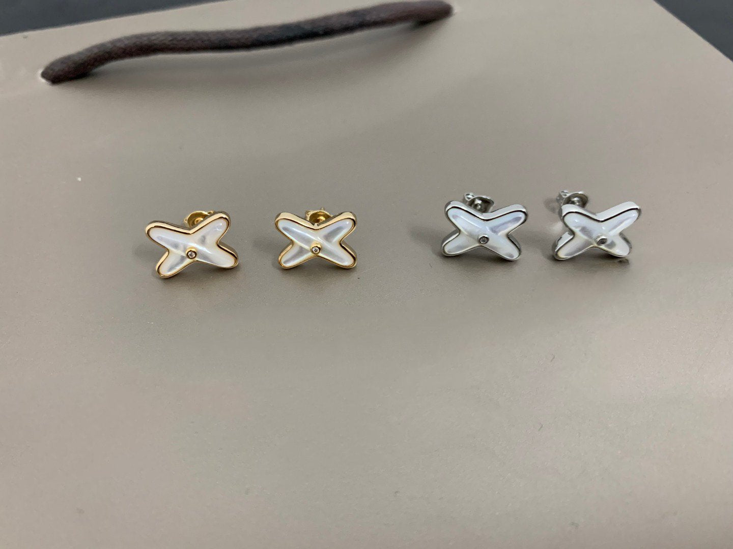 []JEUX DE WHITE MOP SILVER DIAMOND EARRINGS