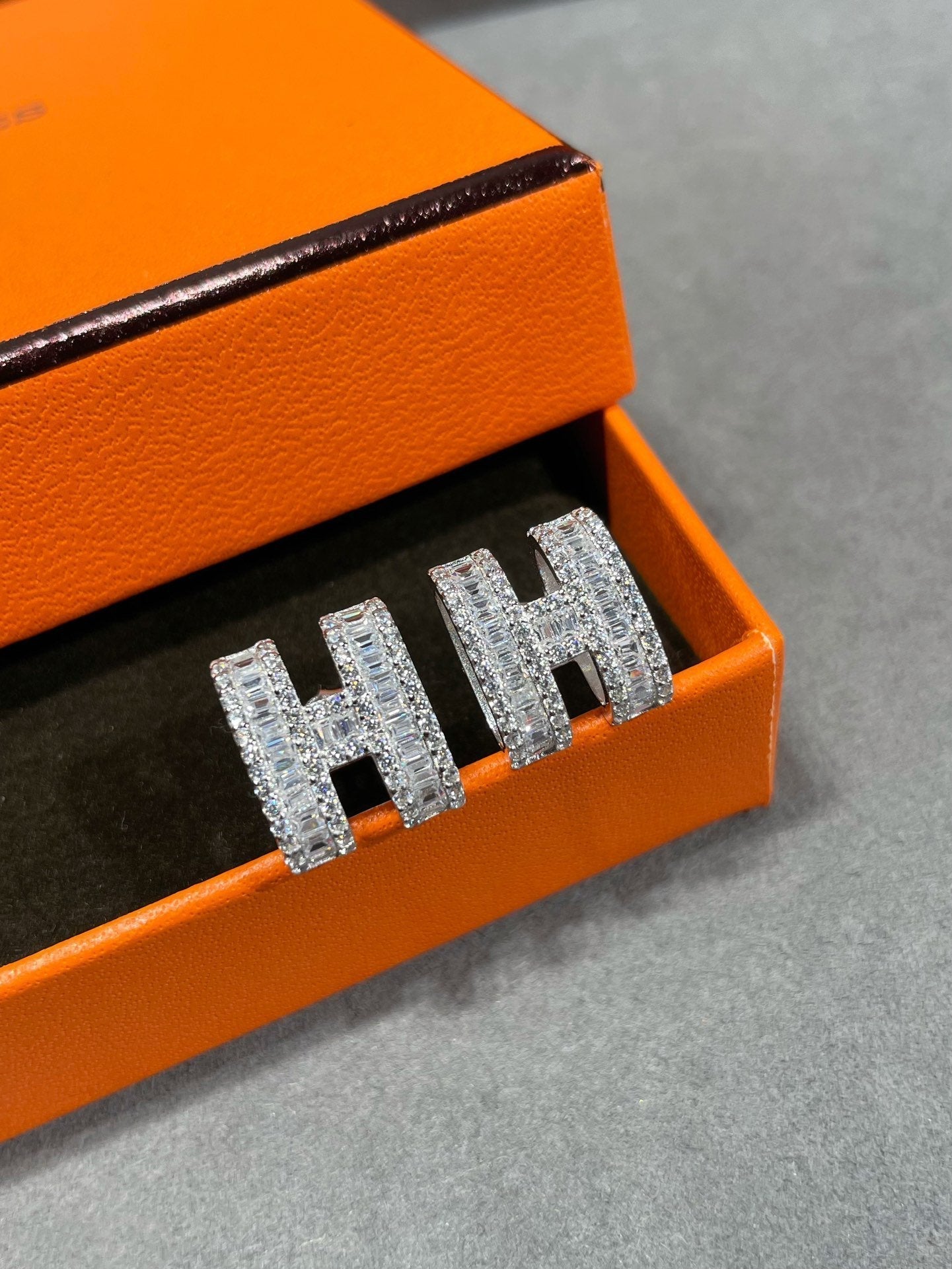 [Rose Jewelrys]H STUD EARRINGS WITH SILVER DIAMONDS