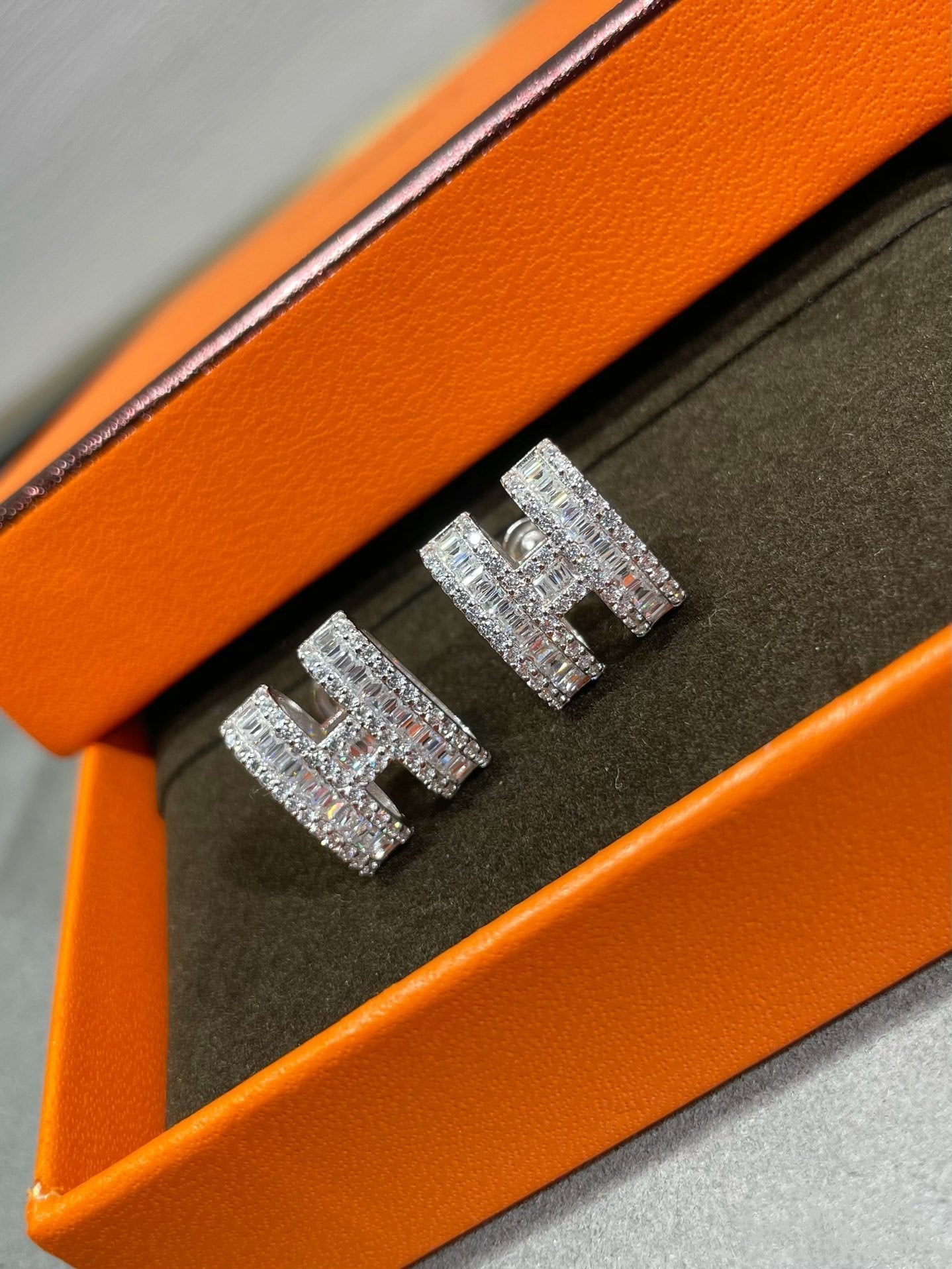 [Rose Jewelrys]H STUD EARRINGS WITH SILVER DIAMONDS