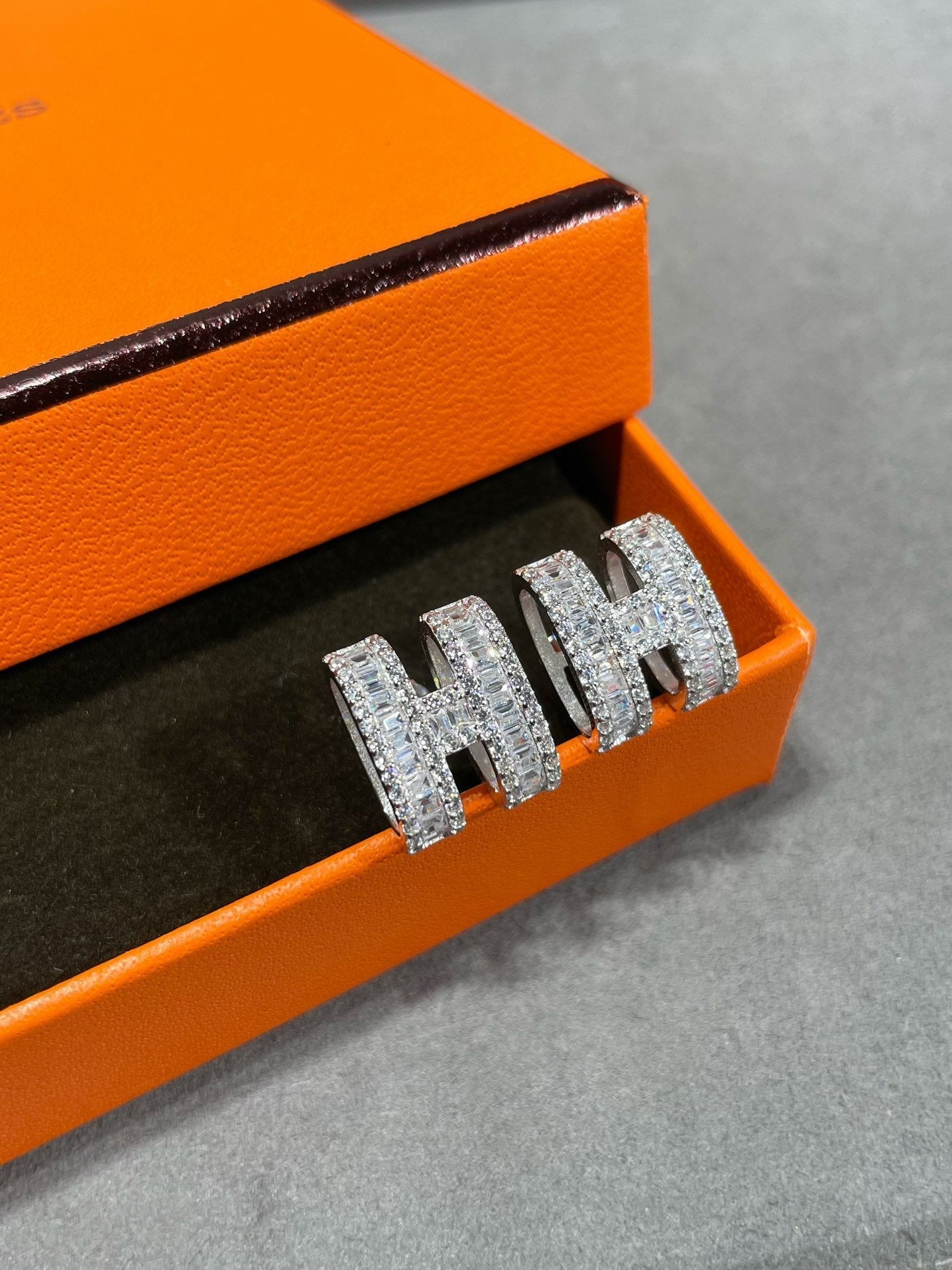 [Rose Jewelrys]H STUD EARRINGS WITH SILVER DIAMONDS