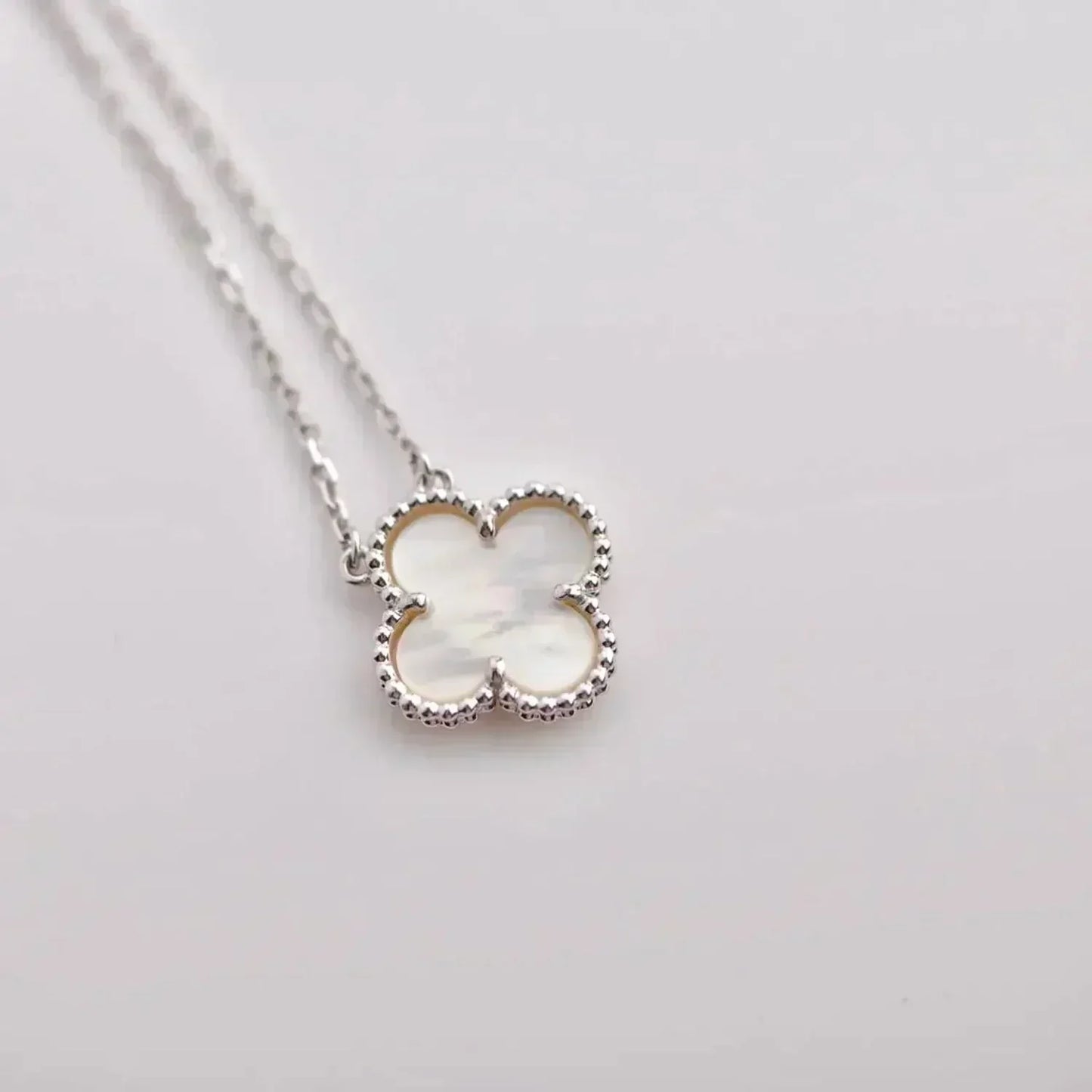 []CLOVER  15MM WHITE MOTHER-OF-PEARL SILVER