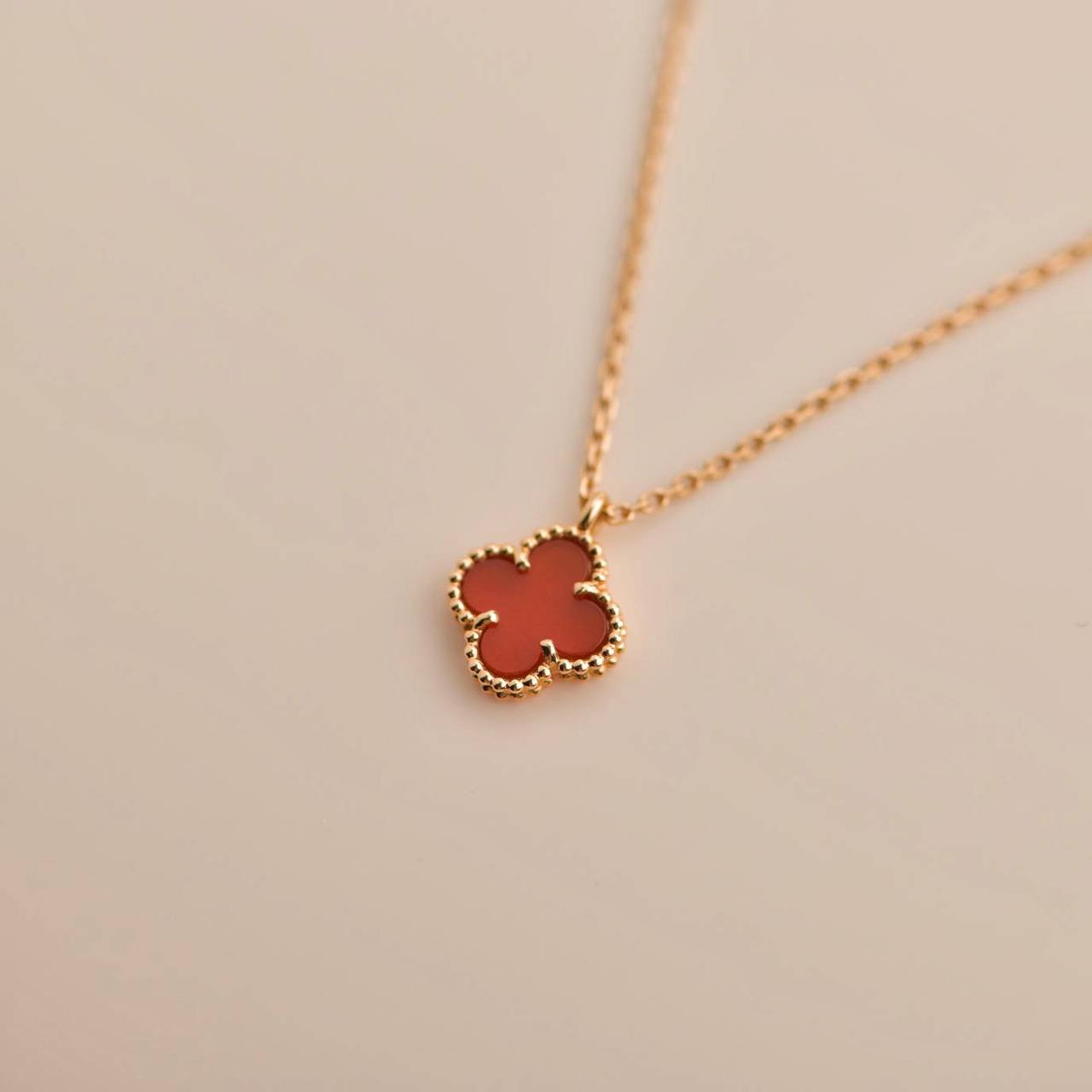 []CLOVER MINI 9.5MM WHITE CARNELIANS NECKLACE