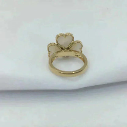[]SWEET CLOVER WHITE MOP RING