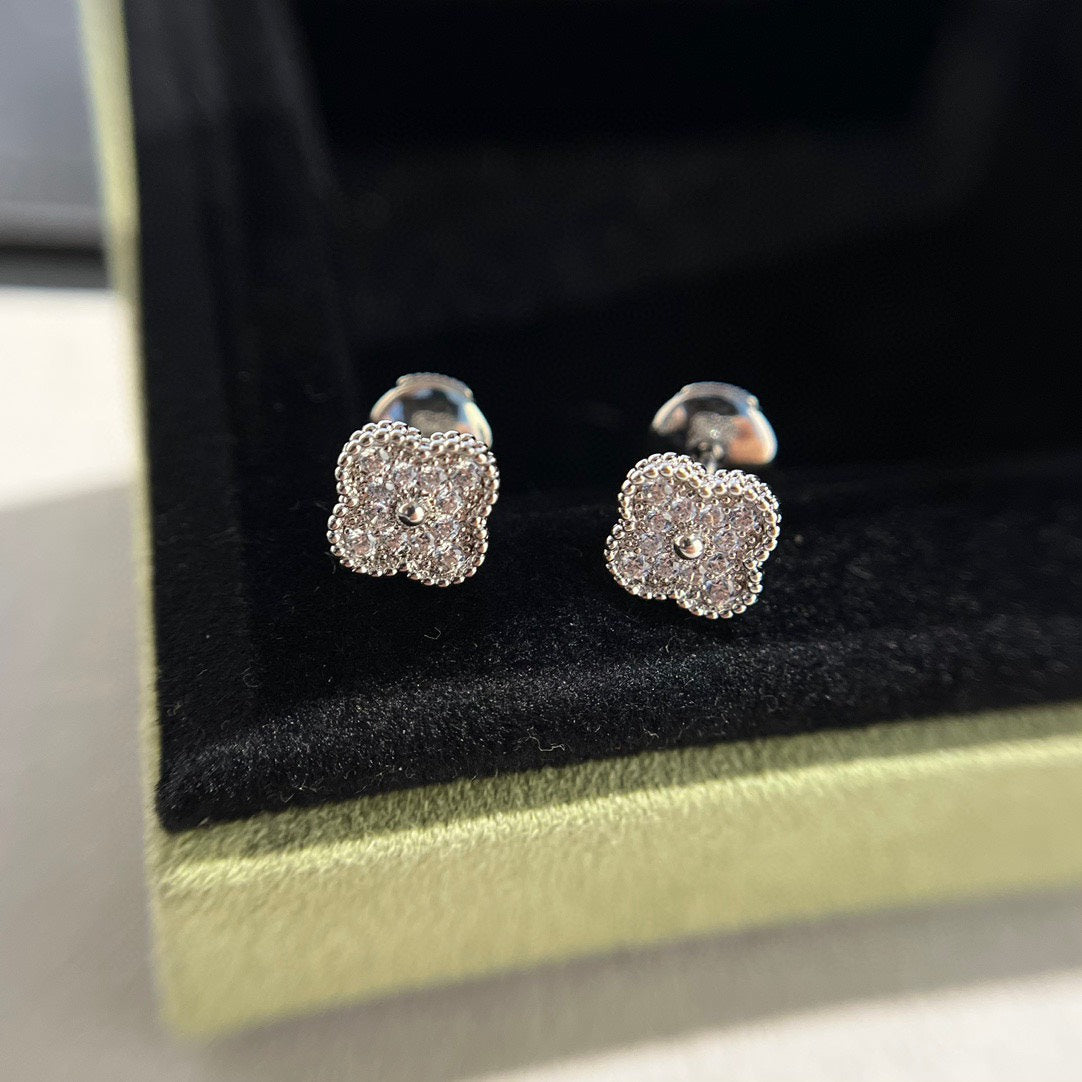 [Rose Jewelrys]CLOVER MINI DIAMOND STUD EARRINGS