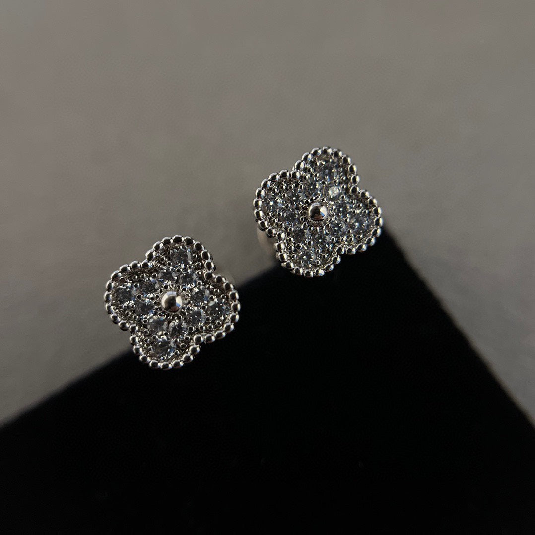 [Rose Jewelrys]CLOVER MINI DIAMOND STUD EARRINGS