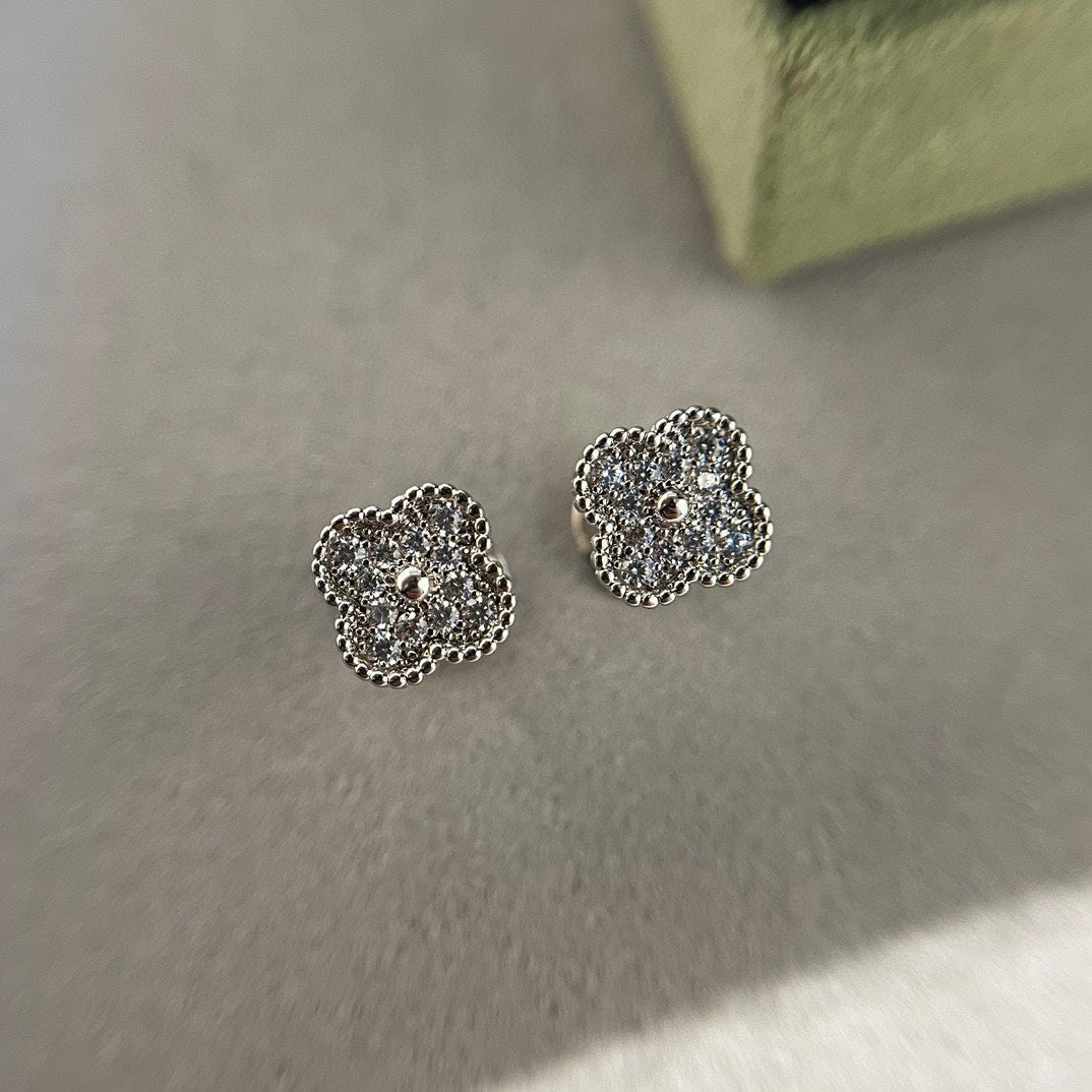 [Rose Jewelrys]CLOVER MINI DIAMOND STUD EARRINGS